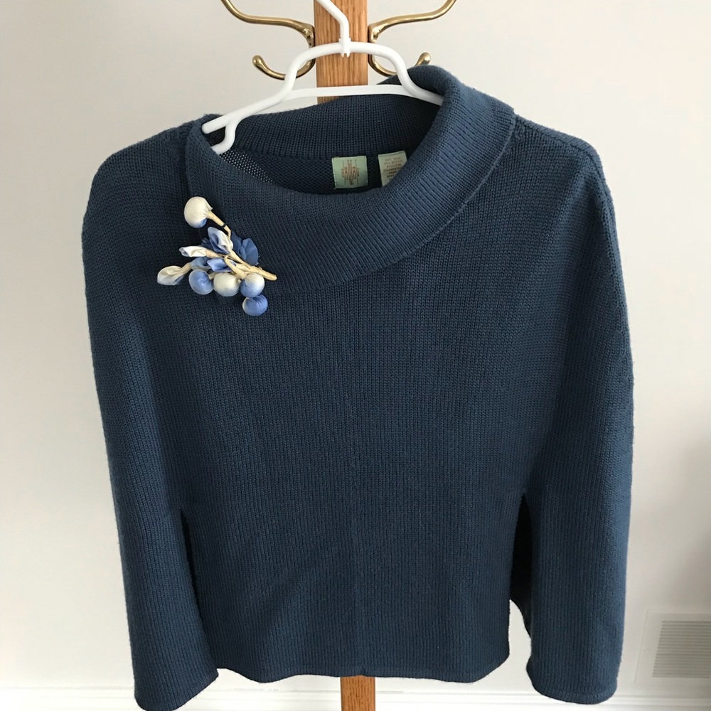 Sweater/shawl with flower pin